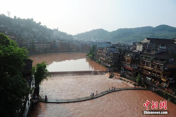 Flood hits Fenghuang tourist attraction