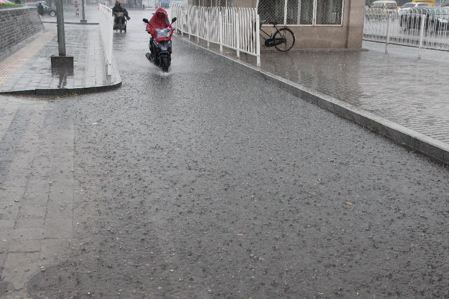 Heavy rain hits Beijing