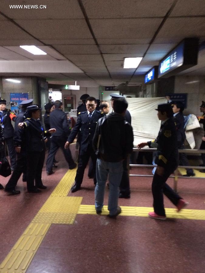 Beijing subway temporarily suspended after man jumps off platform