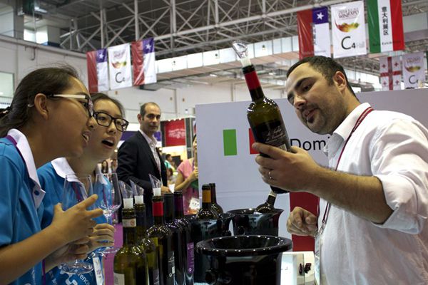 Wine expo draws international chateaus to Beijing
