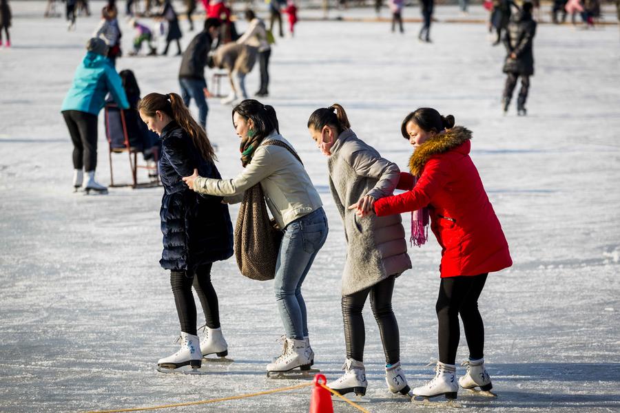 Tourists enjoy winter in Houhai