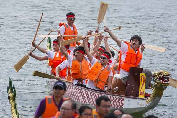 Beijing holds dragon boat racing