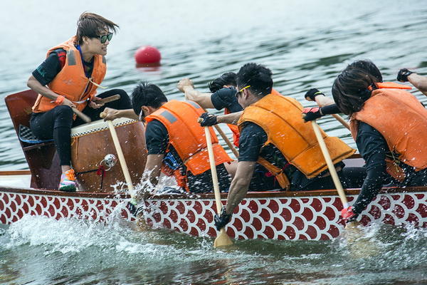 Beijing holds dragon boat racing