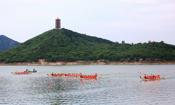 Beijing holds dragon boat racing