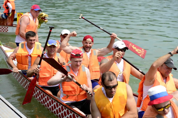 Beijing holds dragon boat racing