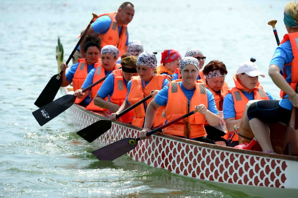 Beijing holds dragon boat racing