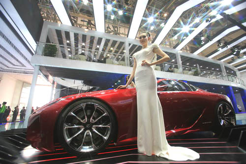 Dazzling show attracts automakers