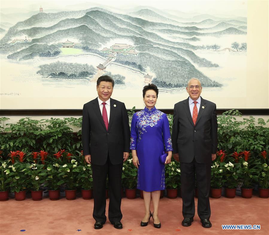 Xi Jinping, Peng Liyuan greet honored guests for G20 Summit before banquet