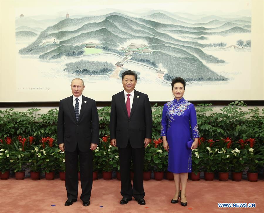 Xi Jinping, Peng Liyuan greet honored guests for G20 Summit before banquet