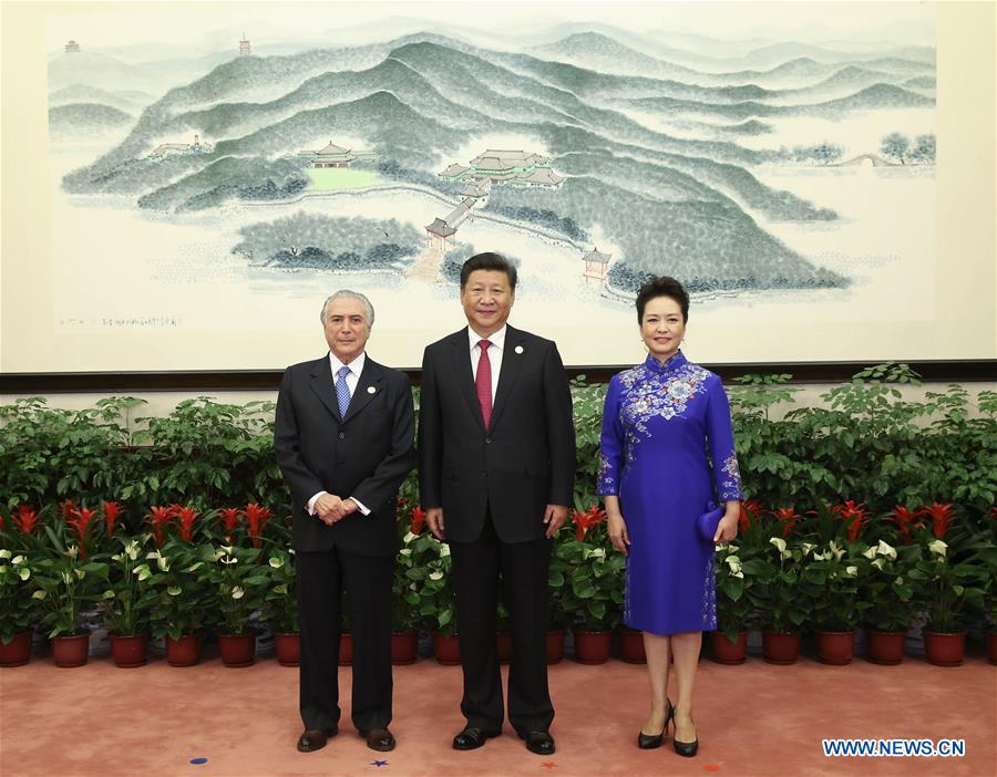 Xi Jinping, Peng Liyuan greet honored guests for G20 Summit before banquet