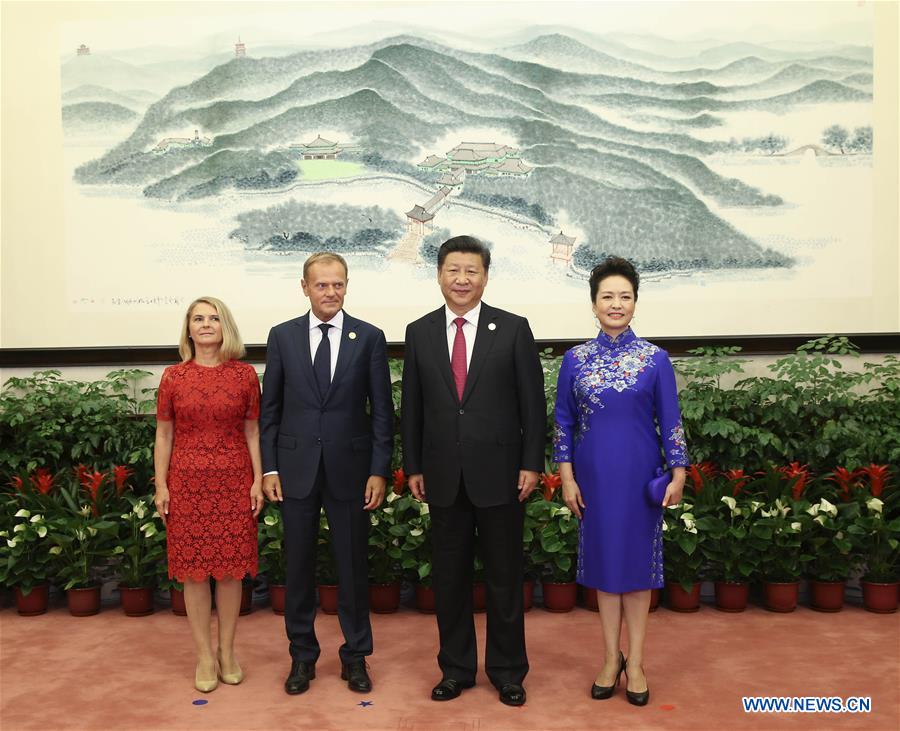 Xi Jinping, Peng Liyuan greet honored guests for G20 Summit before banquet