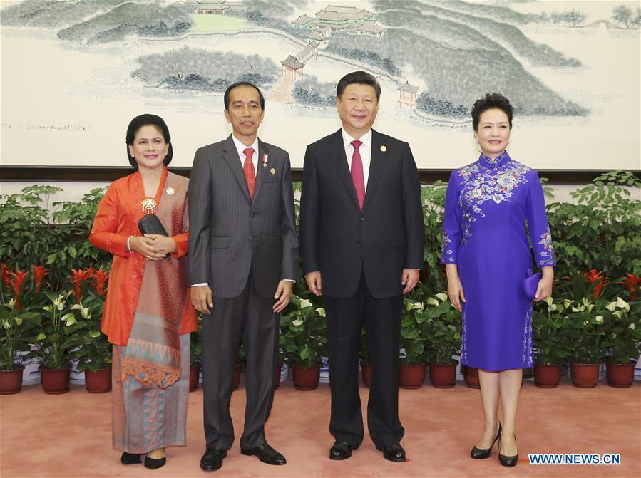 Xi Jinping, Peng Liyuan greet honored guests for G20 Summit before banquet