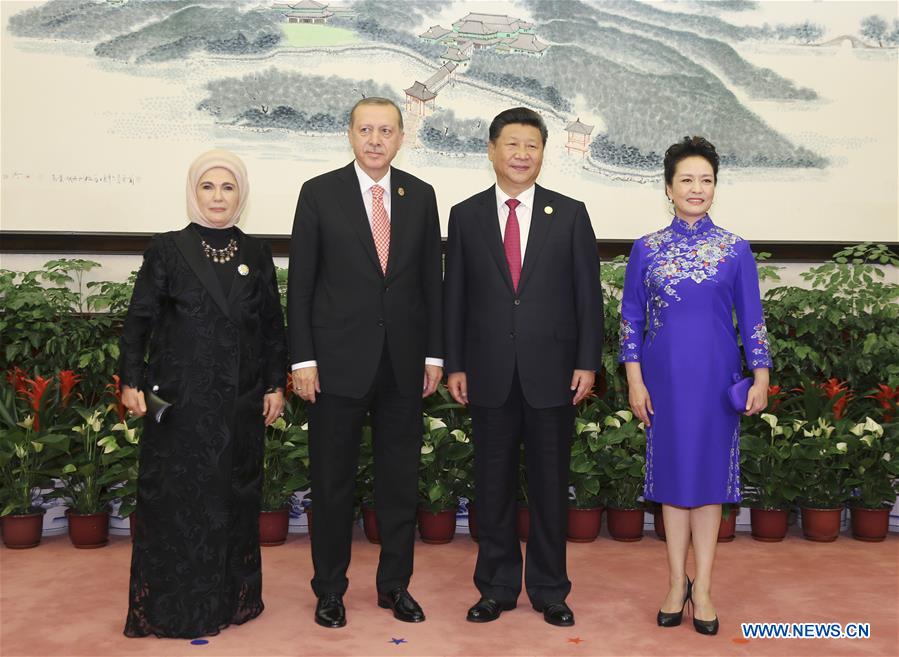 Xi Jinping, Peng Liyuan greet honored guests for G20 Summit before banquet