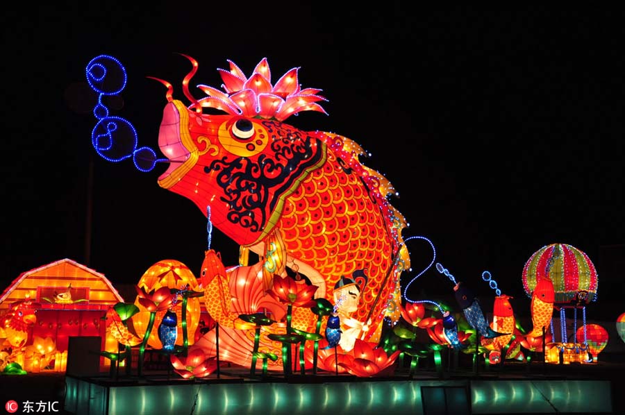 Lantern shows brighten festive moods across China