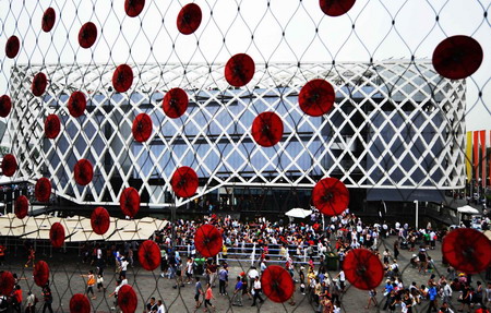 Arts and flowers greet France National Pavilion Day