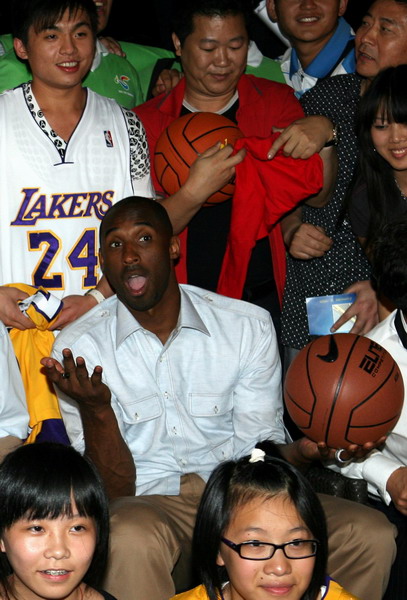 Kobe Bryant hails Expo volunteers