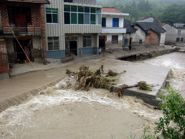 Rain, floods take their toll in C China