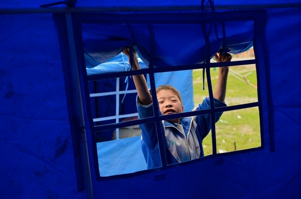 Children after quake in NW China