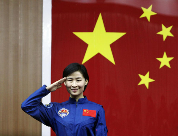 China's first female astronaut meets media