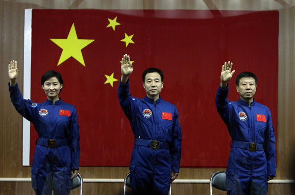 China's first female astronaut meets media