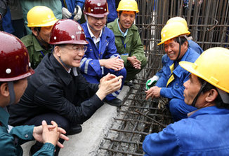 Premier Wen visits Beijing metro workers on Labor Day