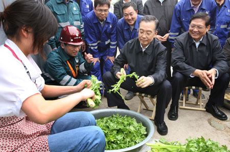 Premier Wen visits Beijing metro workers on Labor Day