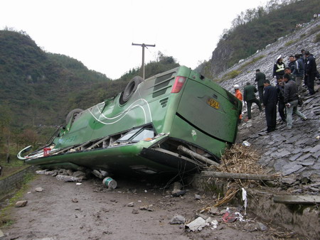 Shuttle bus plunge kills 9 in SW China