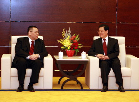 President Hu meets with Macao new chief