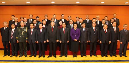 President Hu meets with Macao new chief