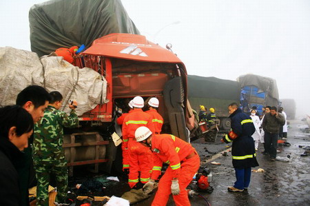 10 dead as 100 cars pile up on highway