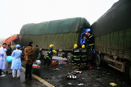 10 dead as 100 cars pile up on highway