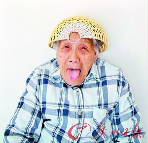 Chinese 'crazy granny' draws big audience