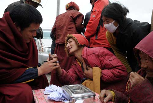 Traditional Tibetan treatment popular in quake zone