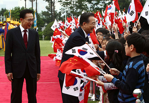 Chinese premier, South Korean president meet