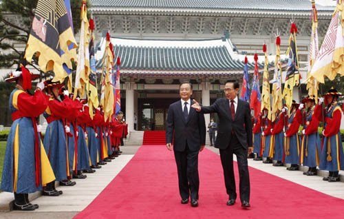 Chinese premier, South Korean president meet