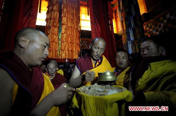 Sixth Living Buddha Dezhub enthroned in Tibet