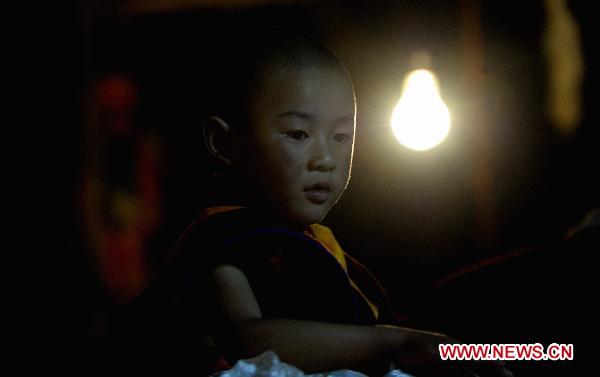 Sixth Living Buddha Dezhub enthroned in Tibet