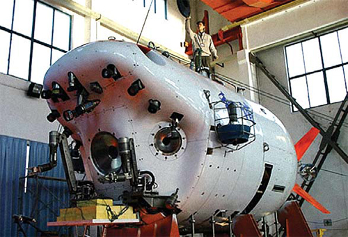 Submersible dives into ocean elite of nations