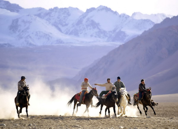 In Tajik wedding, herdsmen vie for the goat