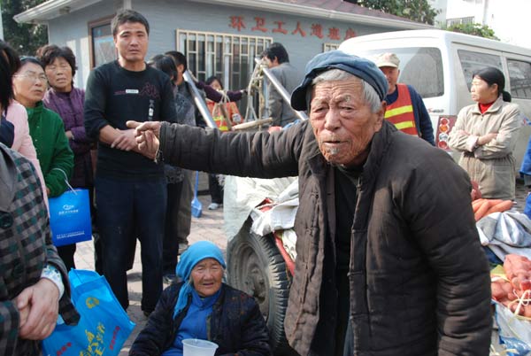 <EM>Chengguan</EM> under fire for slapping old man