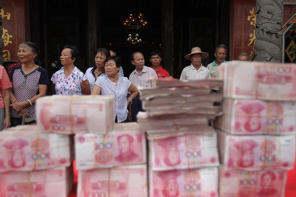 Businessman donates cash to S China village