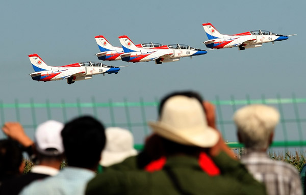 Aerobatic teams have key role in recruiting pilots