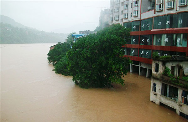 Flood kills 13 in SW China