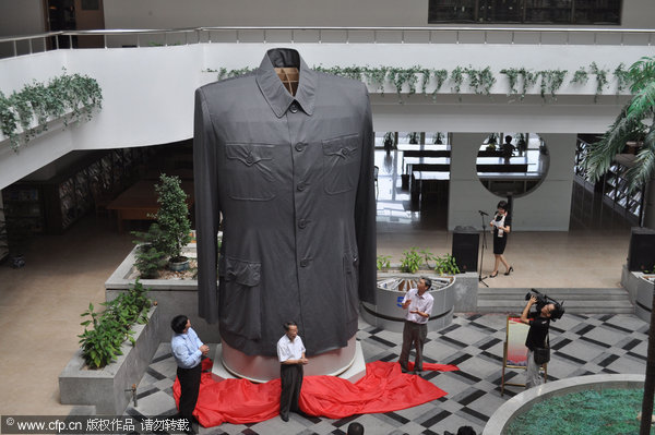 Massive Mao suit marks Xinhai Revolution centennial