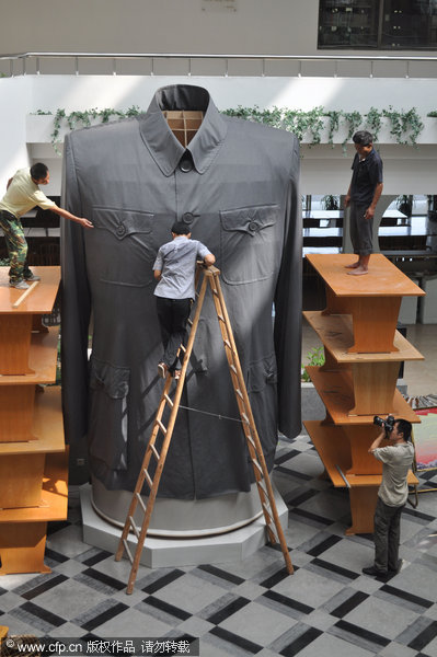 Massive Mao suit marks Xinhai Revolution centennial