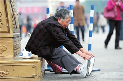75-year-old volunteer helps keep Tian'anmen neat