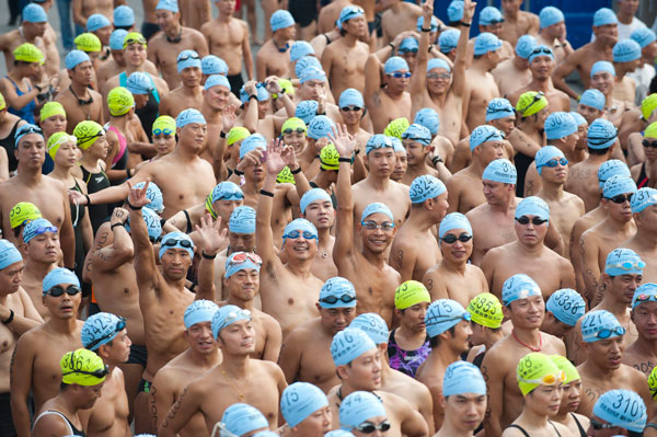 Thousands brave Hong Kong harbour swim