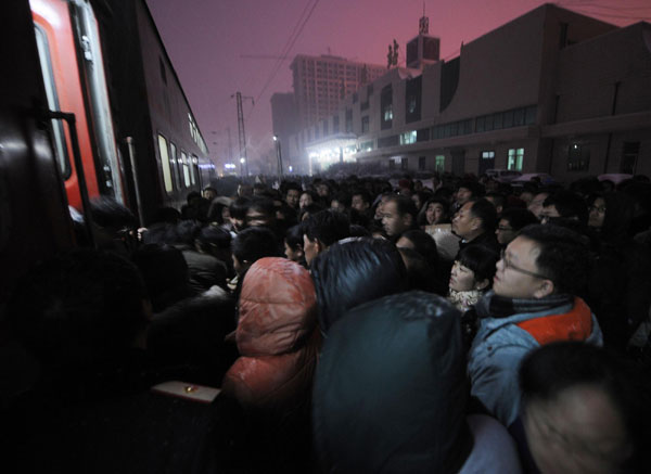 Heavy snow hits N China, closing roads