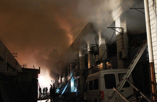 6 die in Shanghai market fire