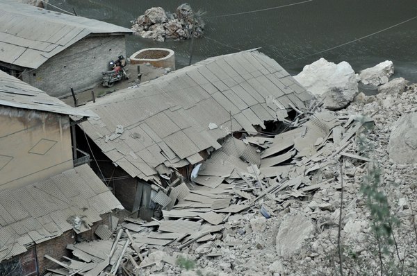 5 buried in SW China landslide